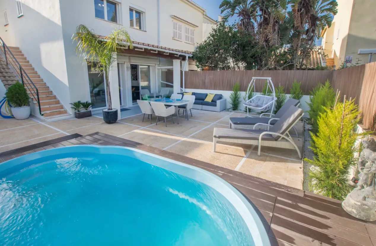 Marina Sea — casa con piscina y vistas al mar
