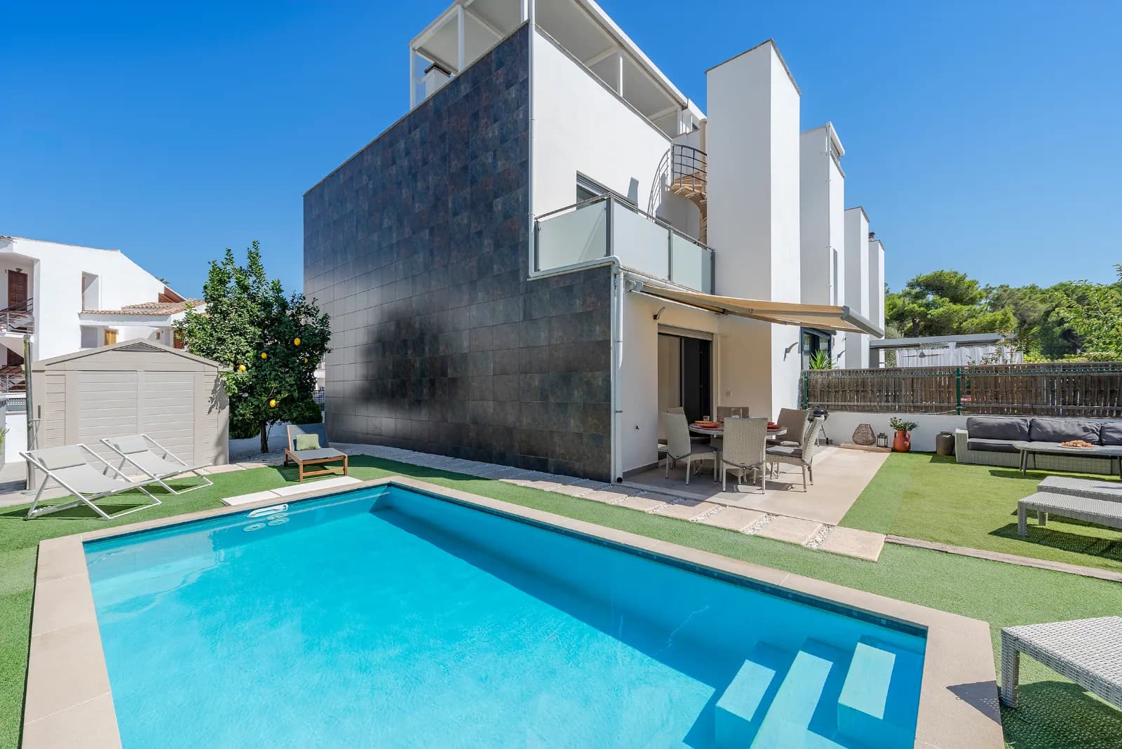 Acacias — casa con piscina a pocos pasos de la playa